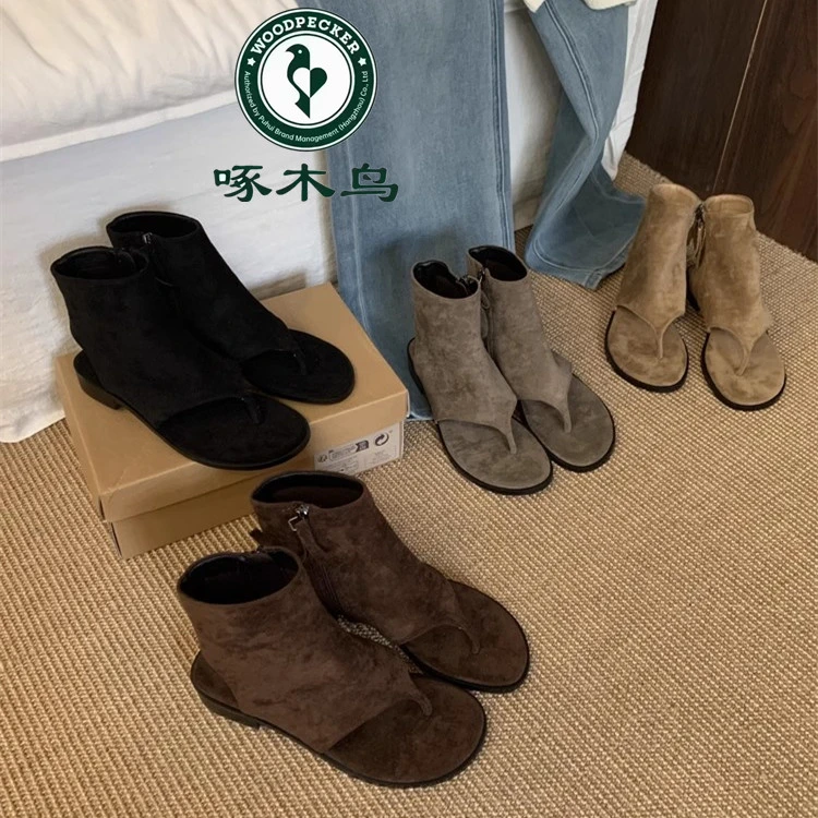 啄木鸟复古夹趾库管靴女2025新款夏季粗跟罗马凉鞋平底牛仔凉靴女