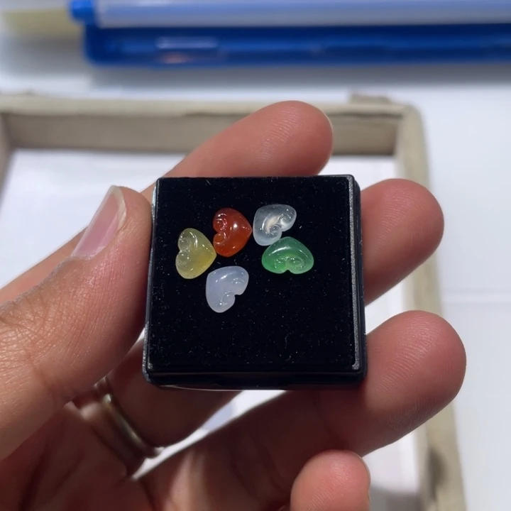 翡翠裸石五彩如意头