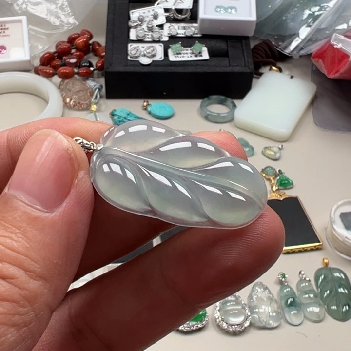 翡翠18K金镶嵌颈饰翡翠叶子