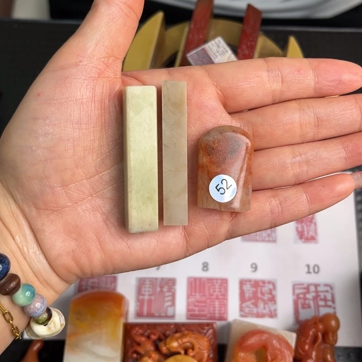 醒***觉寿山石印石现场纯手工制作工艺精美
