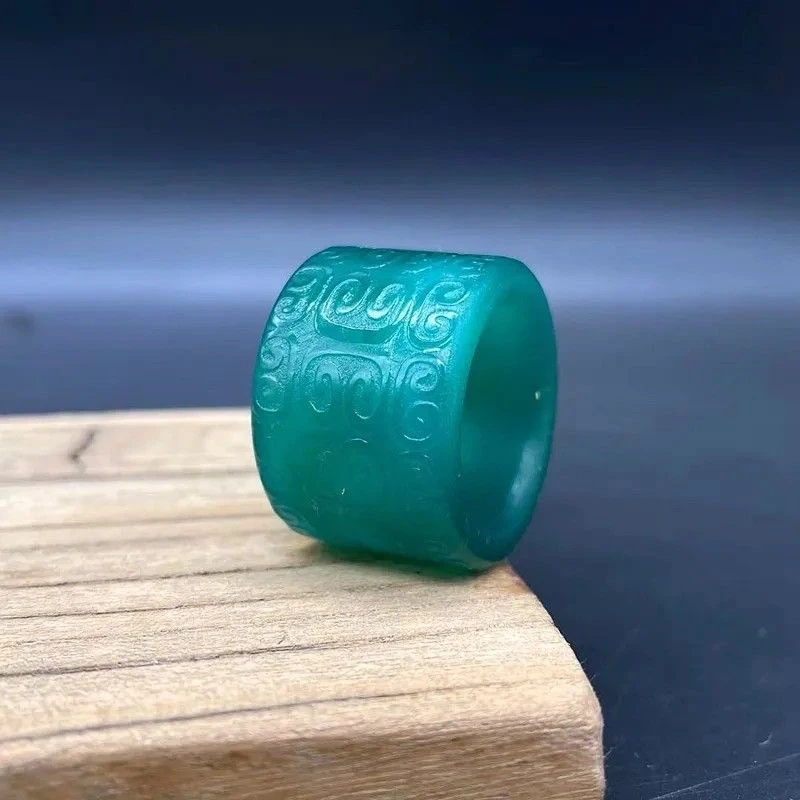 天然玛瑙微雕扳绿玛瑙护身戒指花纹浮雕非富即贵