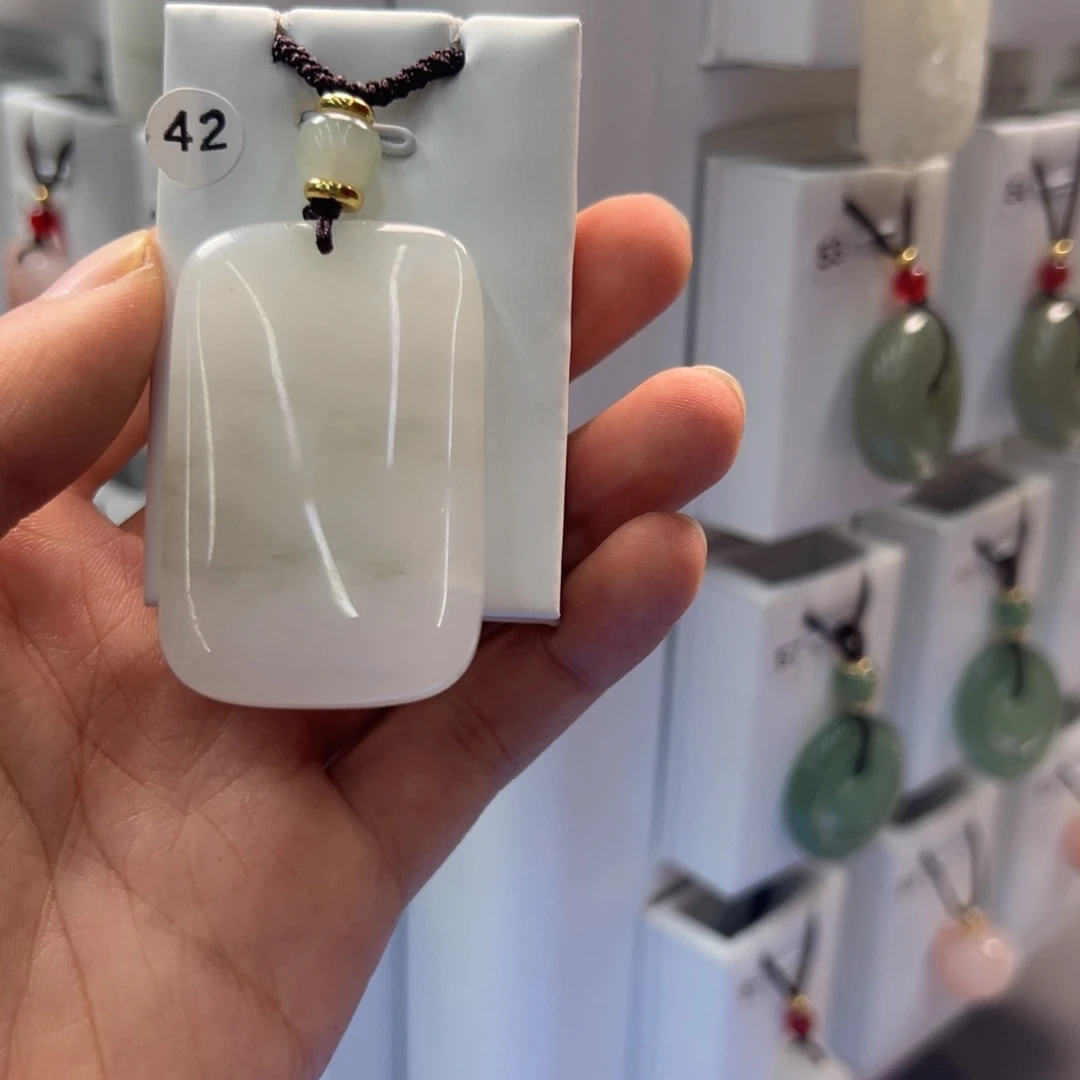 致***春石英质玉（非洲翠）合金颈饰