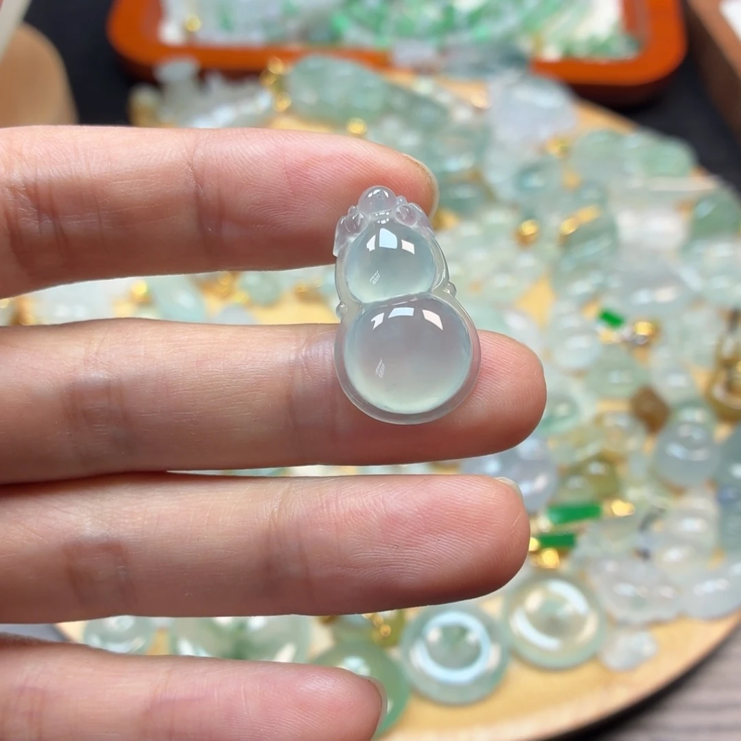 翡翠未镶嵌颈饰葫芦