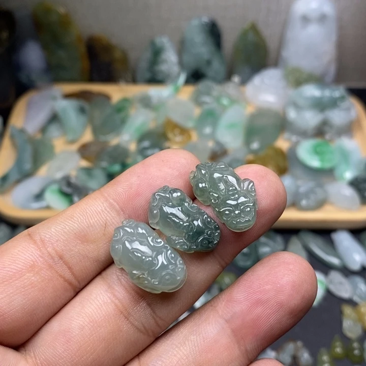 颈饰未镶嵌翡翠貔貅一个