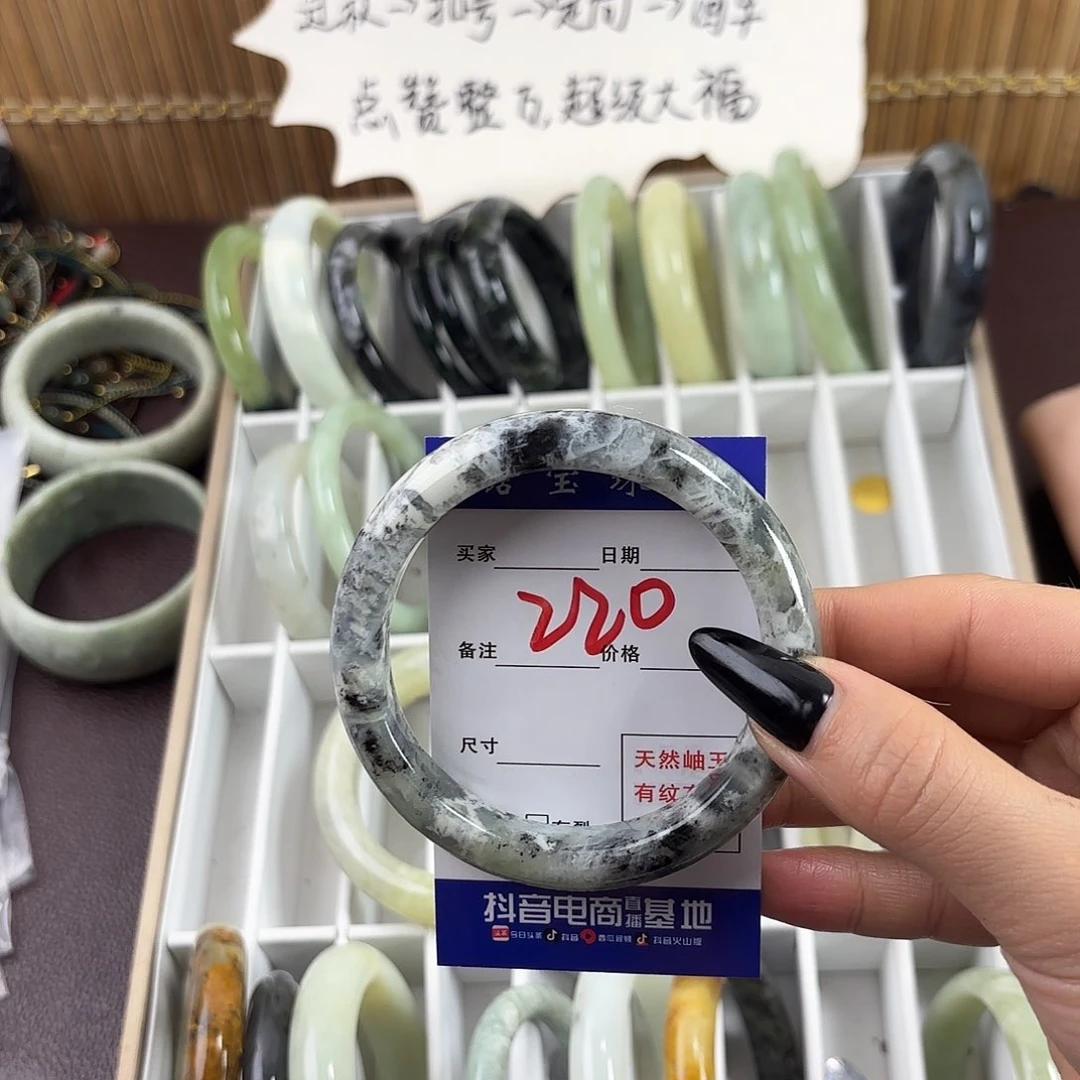 蛇纹石玉手镯未镶嵌吕*驴