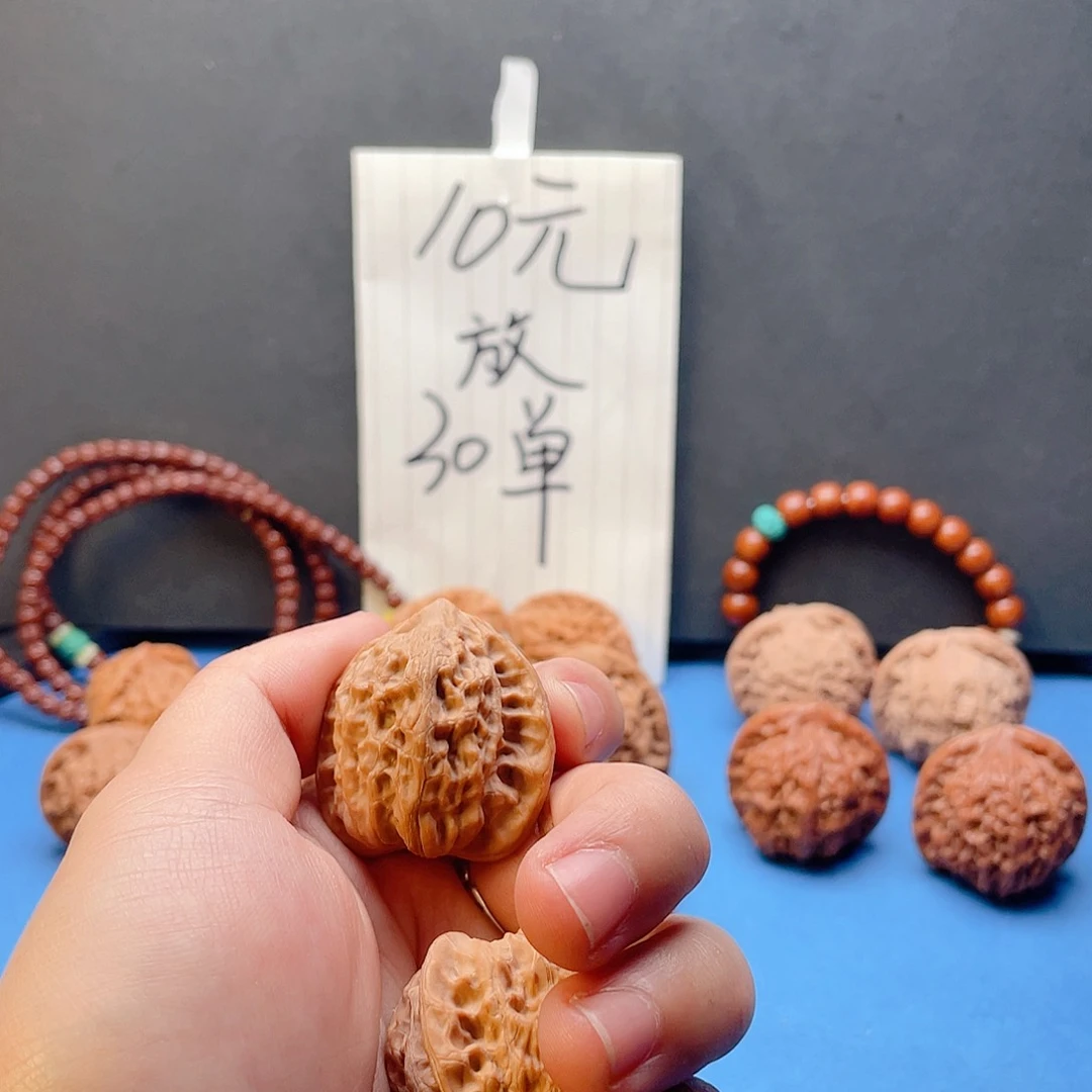 文玩核桃吊坠?**~崔凯。40元