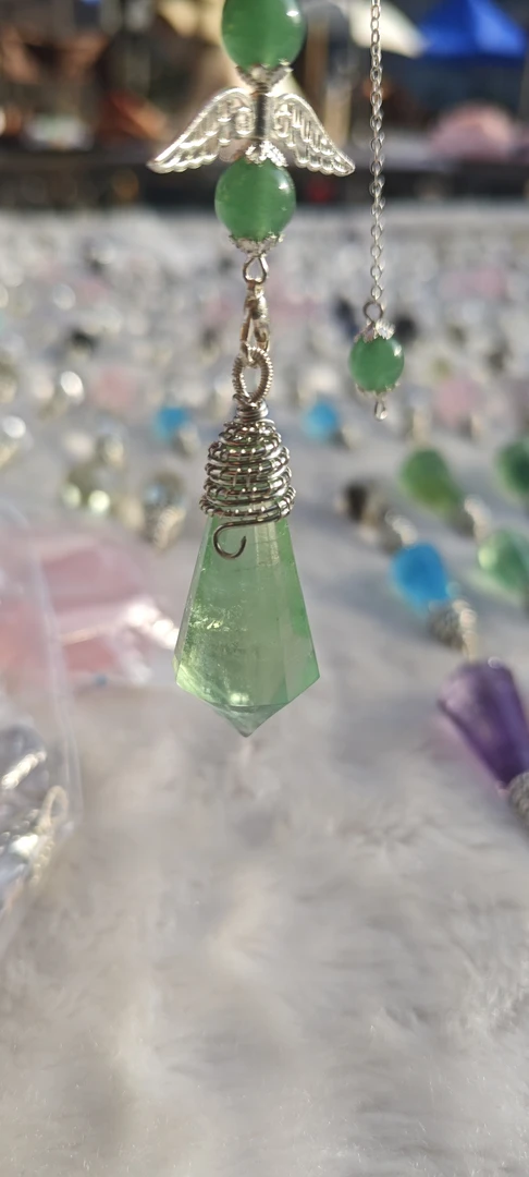 天然净体绿灵摆绕丝