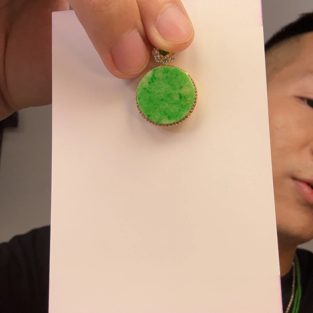 未镶嵌挂件翡翠一件