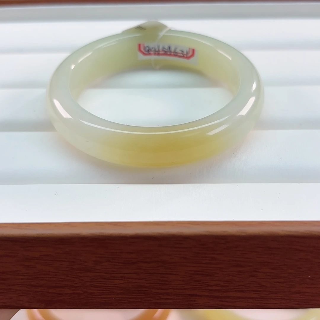 和田玉未镶嵌手镯糖三色