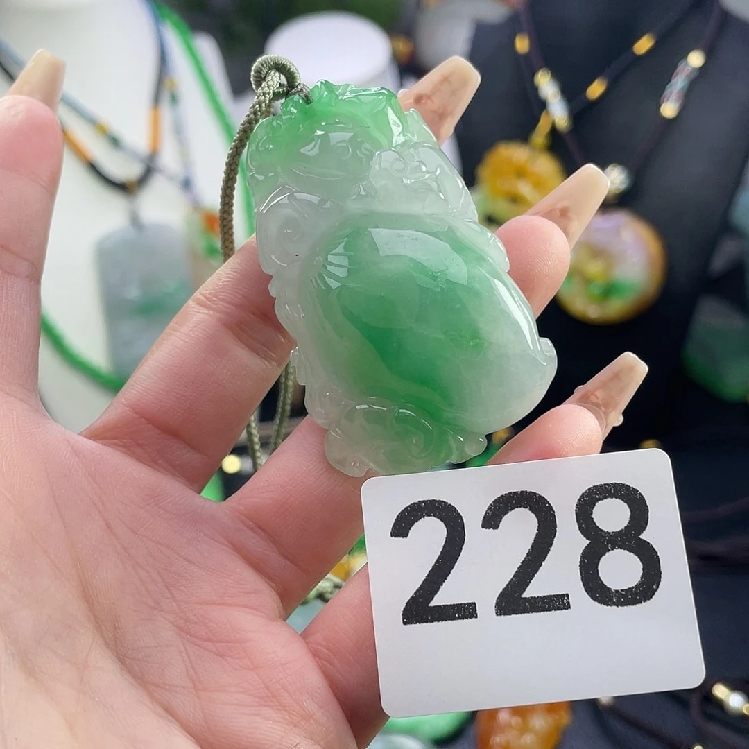 翡翠未镶嵌吊坠(赠链)