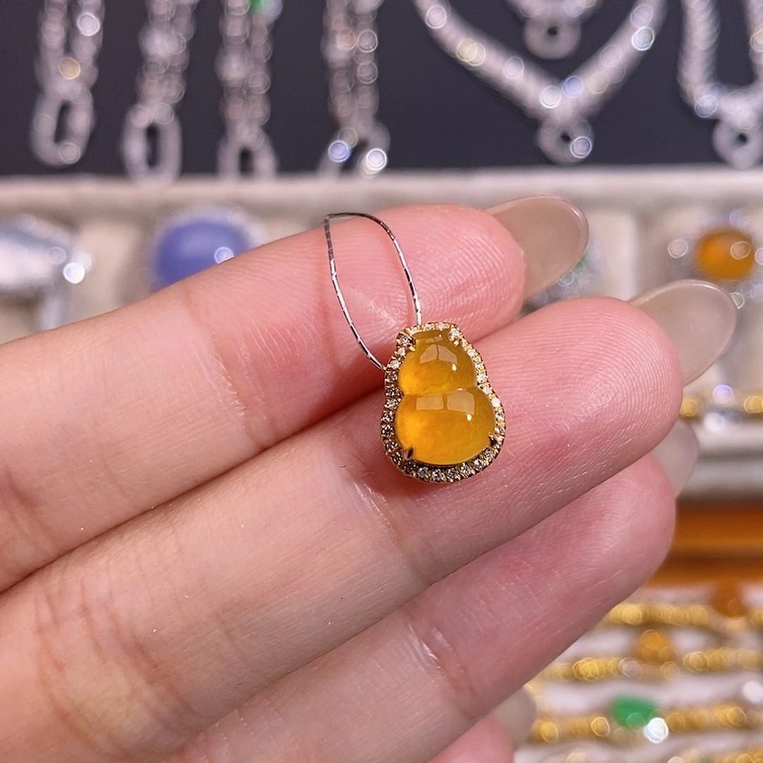 翡翠18K金镶嵌颈饰葫芦