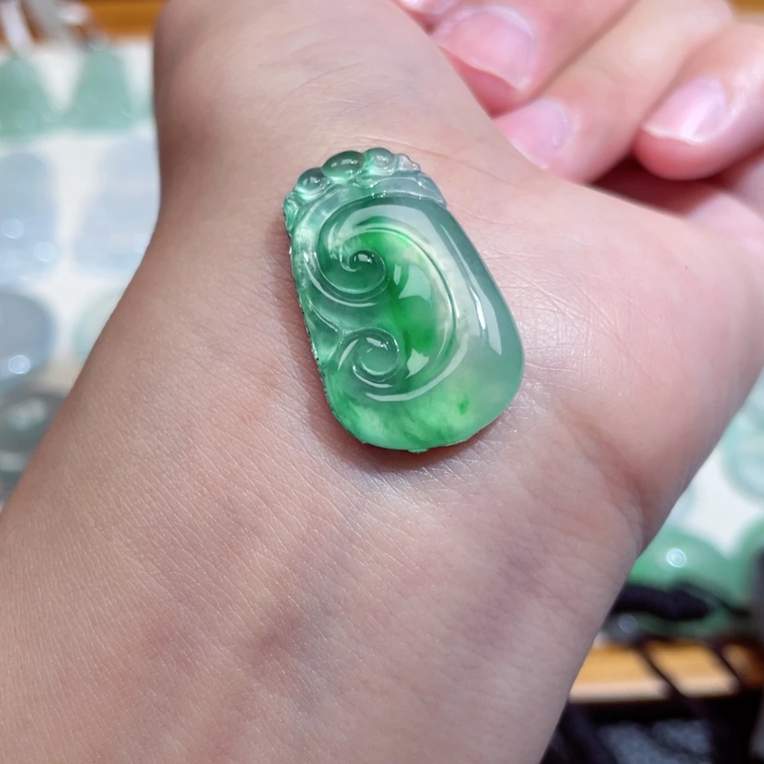 翡翠未镶嵌颈饰如意