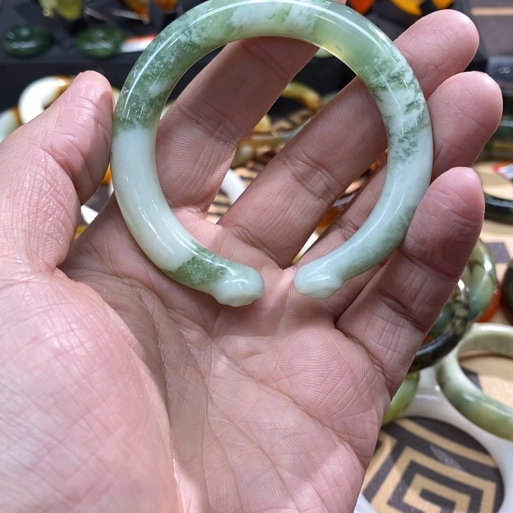 透闪石-蛇纹石玉未镶嵌手镯