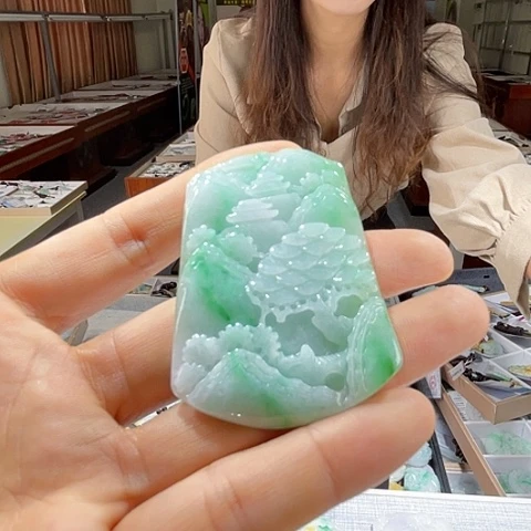 翡翠未镶嵌颈饰一个