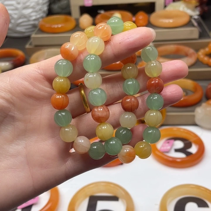 未镶嵌石英质玉（黄龙玉）手镯