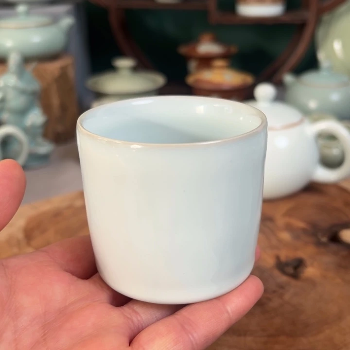 杯月白釉手工直筒杯微瑕