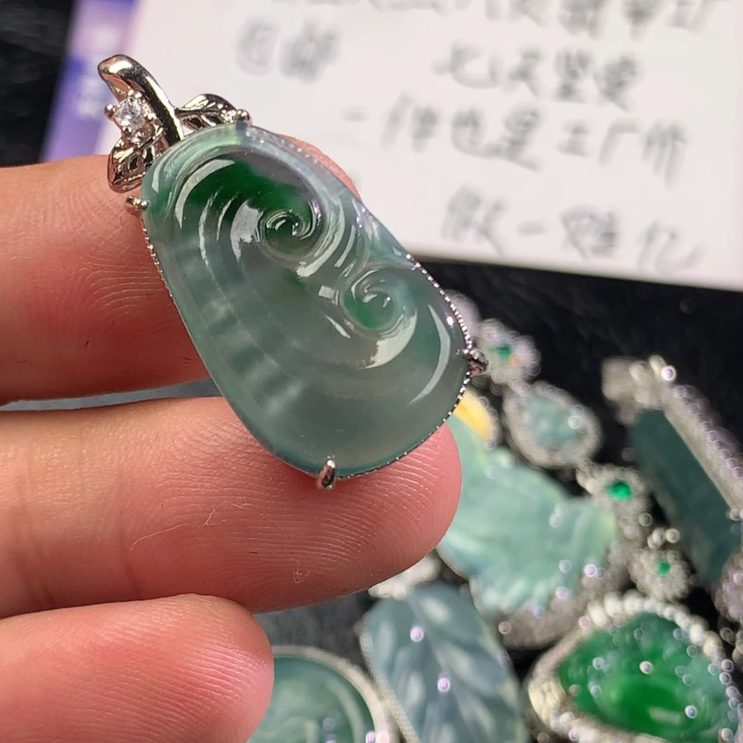 翡翠未镶嵌颈饰巳巳如意