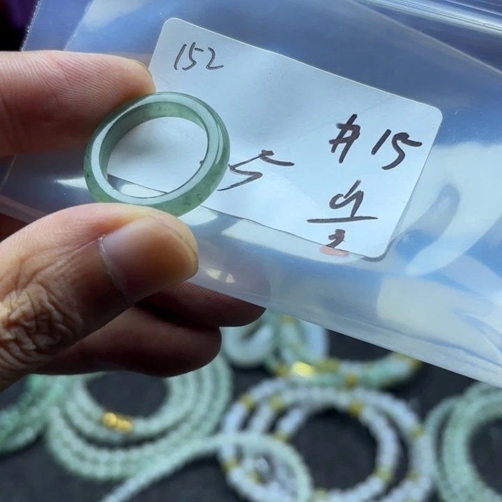 颈饰未镶嵌翡翠戒指