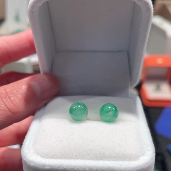 石英质玉（非洲翠）未镶嵌耳钉