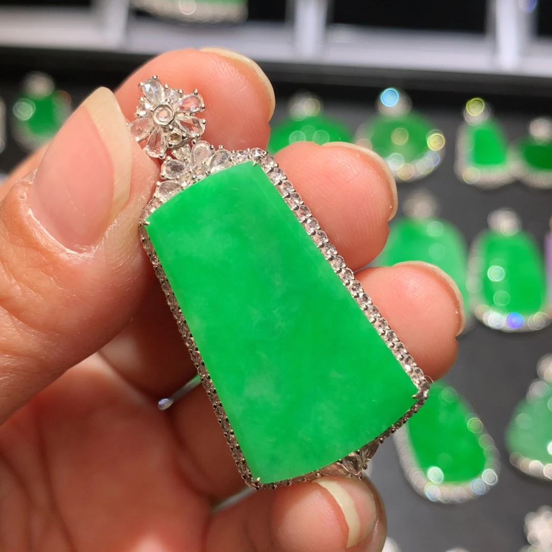 翡翠颈饰18K金镶嵌翡翠