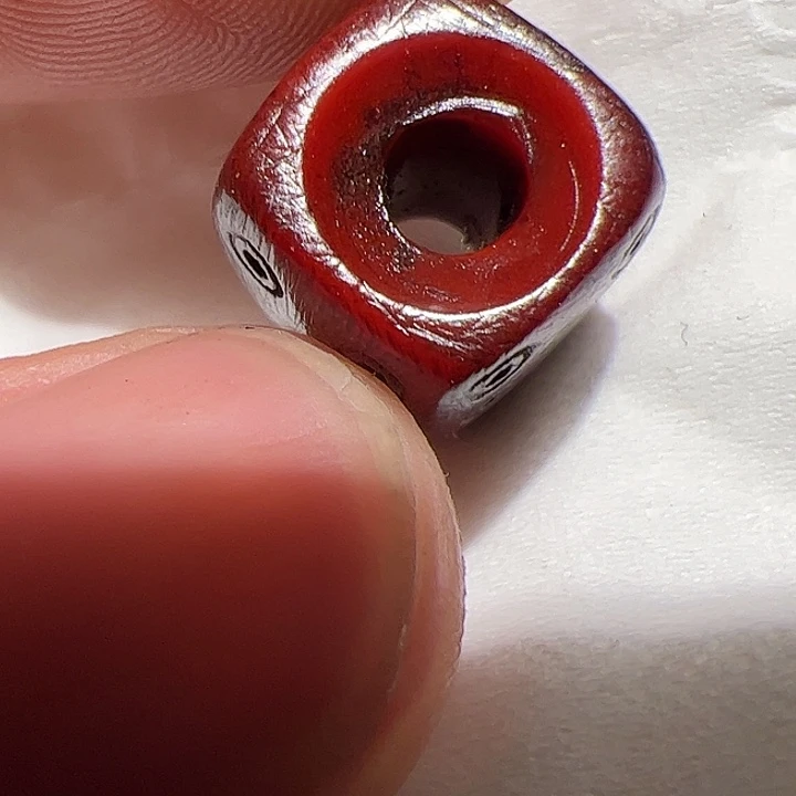 玻璃颈饰在这里的