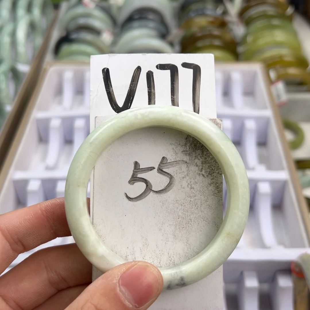 岫玉手镯未镶嵌天然岫玉微瑕，可以正常佩戴