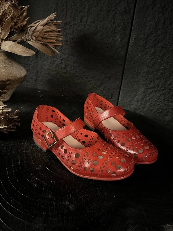 CHEN C手工女鞋（34-40码）手工复古做旧水洗马皮打孔小单鞋