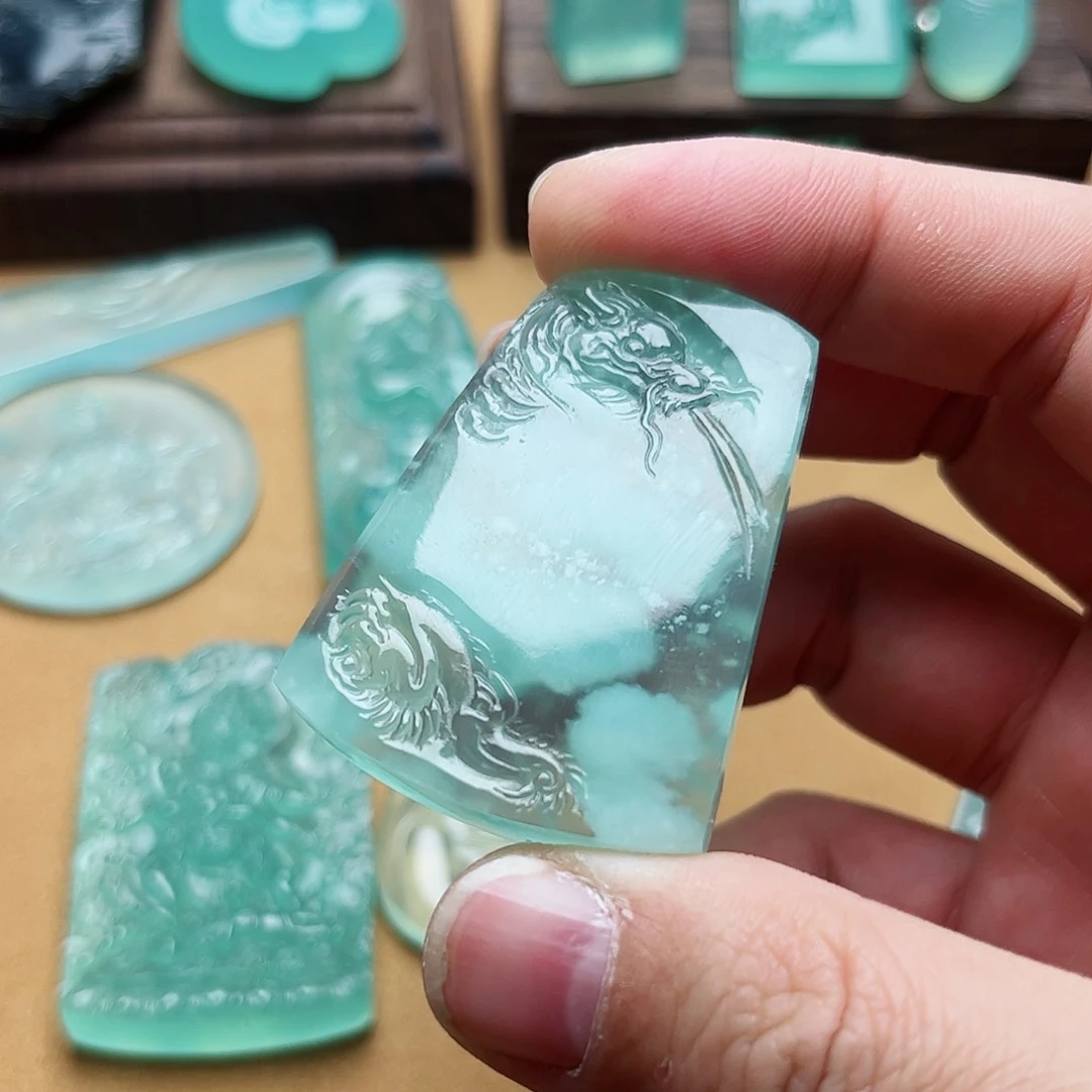 蛇纹石玉颈饰合金