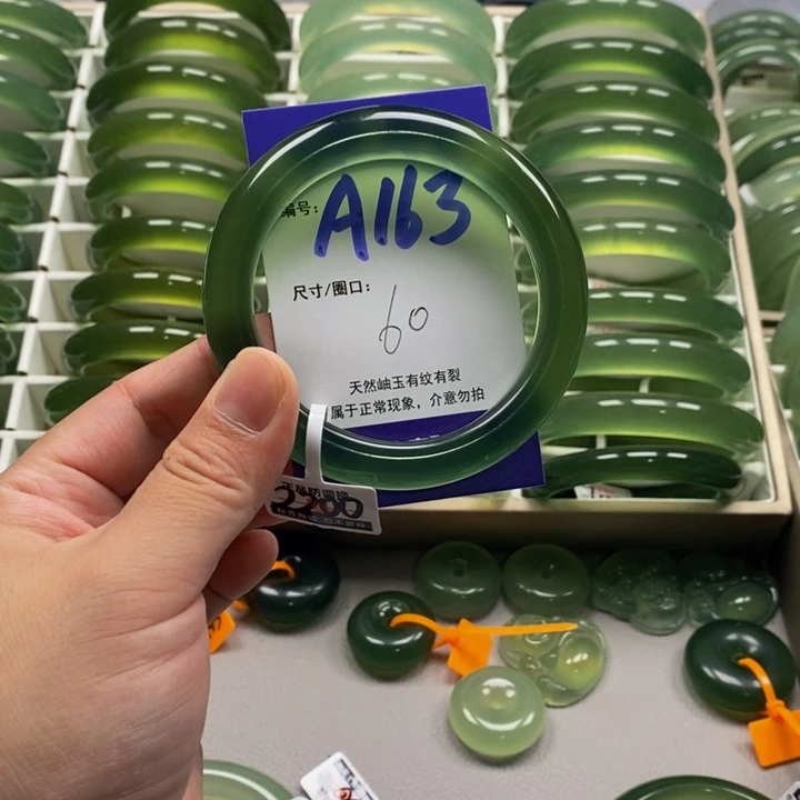 菩***子未镶嵌蛇纹石玉手镯