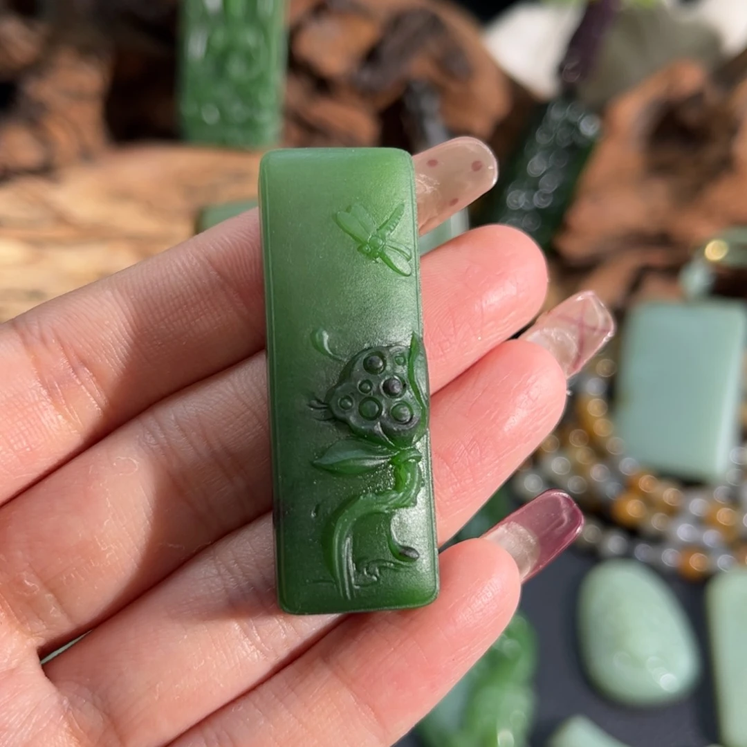 和田玉颈饰未镶嵌辣绿莲蓬定制