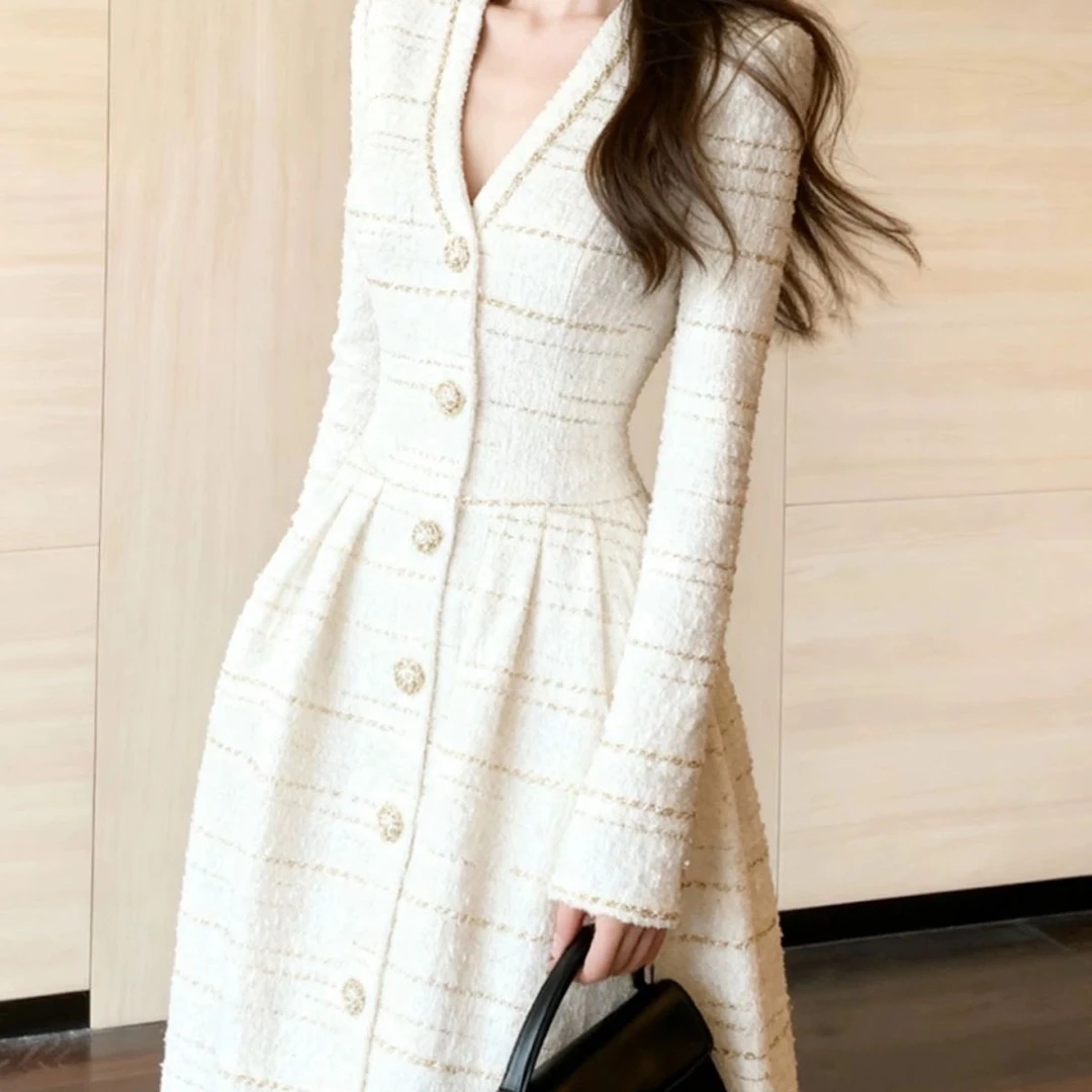 秋季巨好看富家千金miu系白色小香风气质v领连衣裙女冬2025年