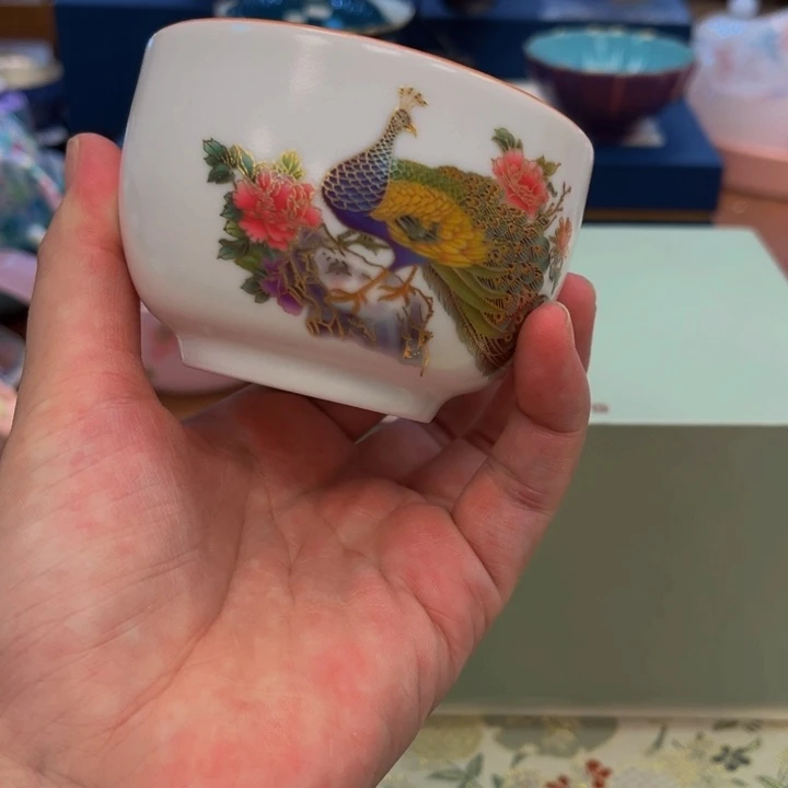 花花绿绿地在火山