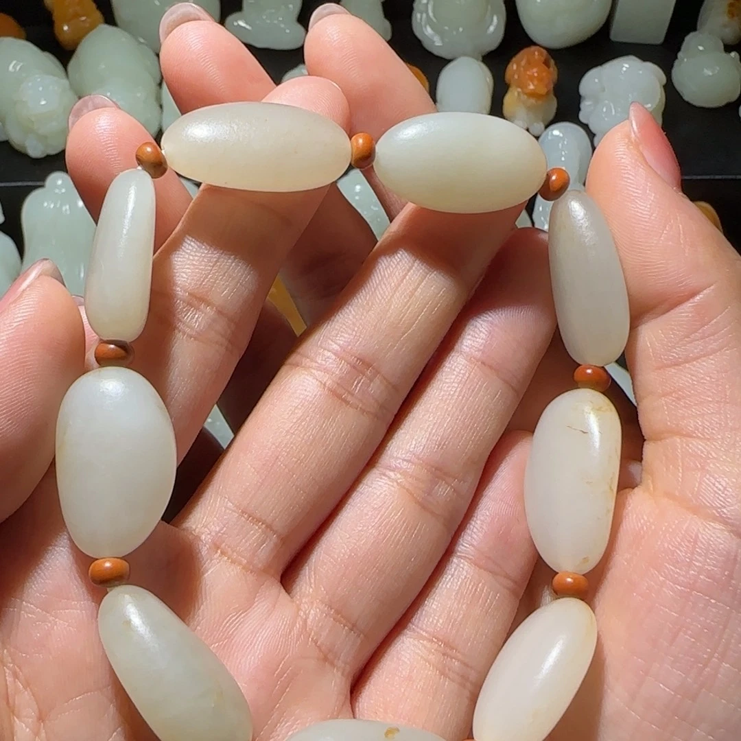 牧***雨和田玉未镶嵌颈饰