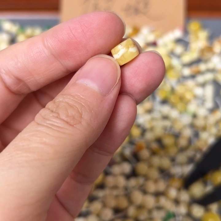 蜜蜡未镶嵌裸石7.9mm一个