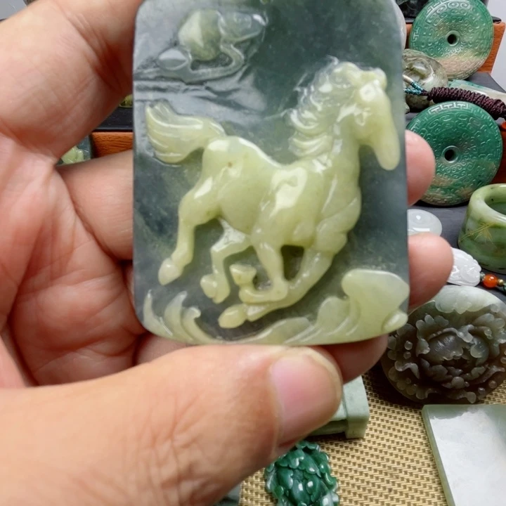 此***生未镶嵌独山玉珠宝半成品