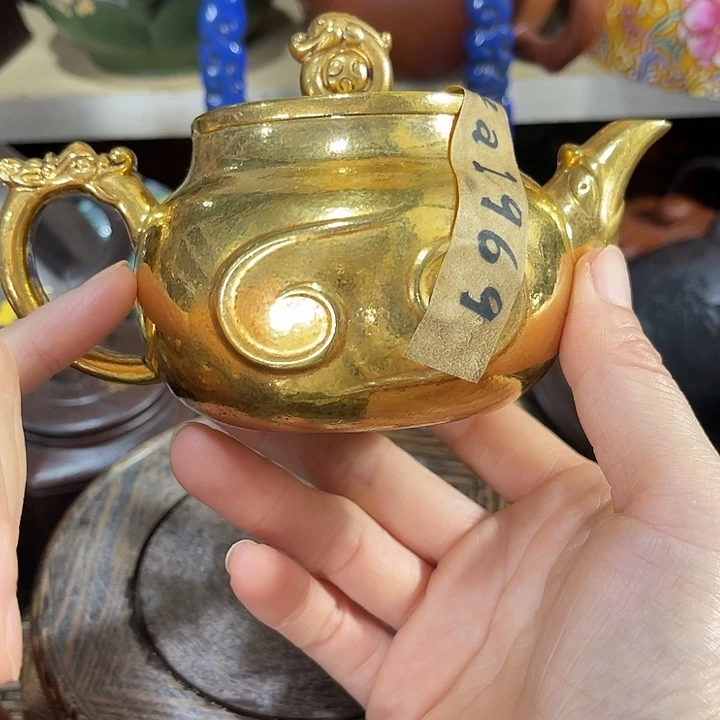 茶壶紫泥原矿泥料手工制作的一把紫砂壶。