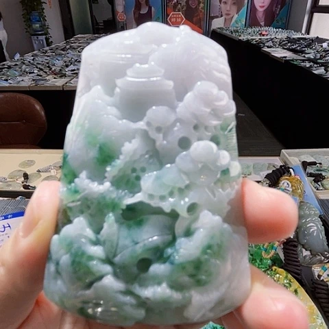 翡翠未镶嵌颈饰一个