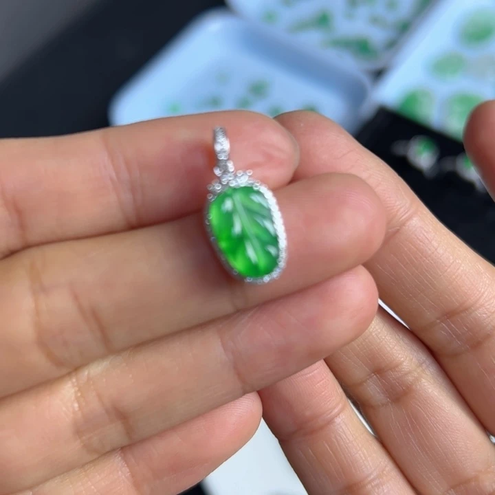 翡翠吊坠(不含链)18K金镶嵌?***籽叶子
