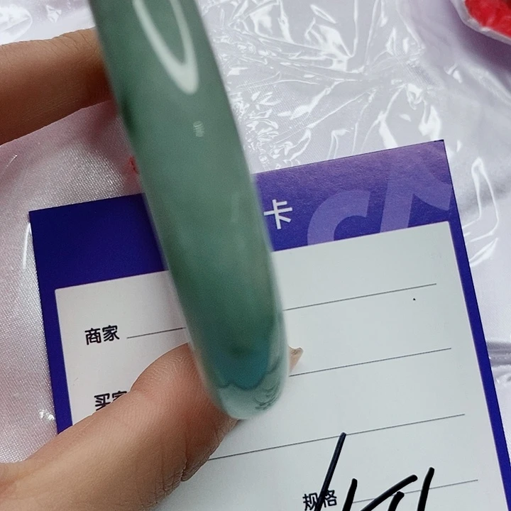 翡翠手镯未镶嵌翡翠
