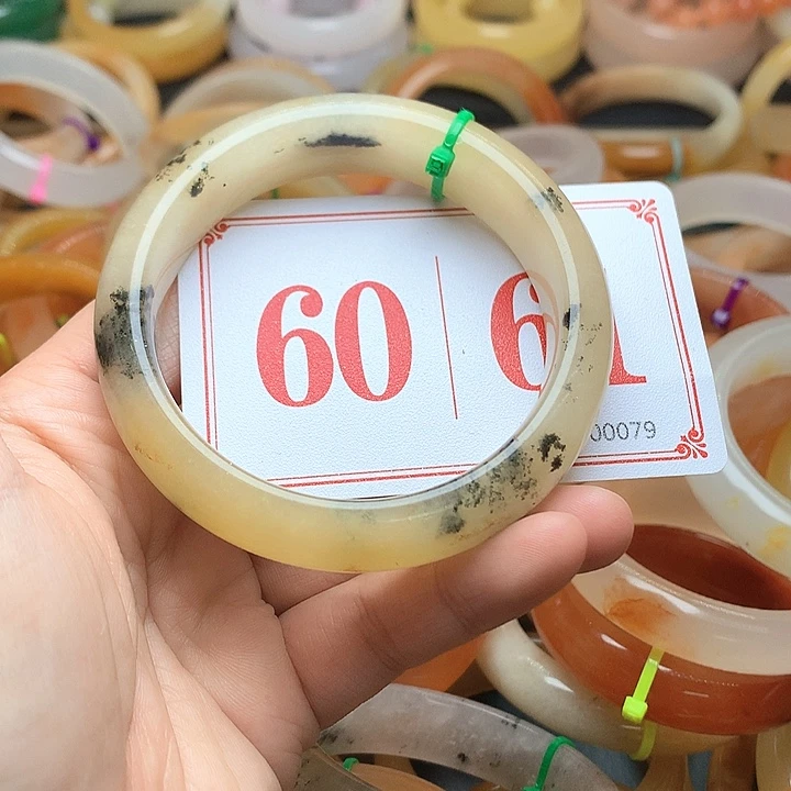 未镶嵌石英质玉（黄龙玉）手镯
