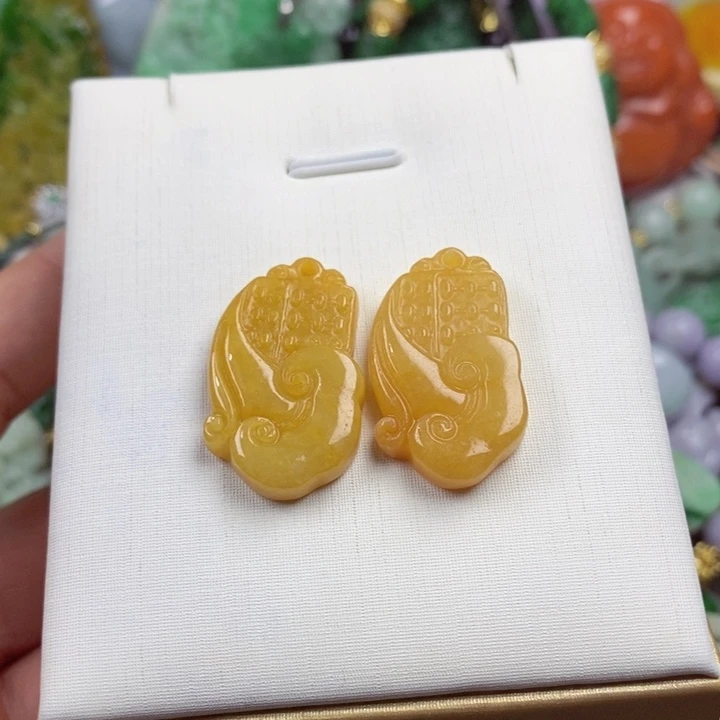 翡翠未镶嵌吊坠(赠链)