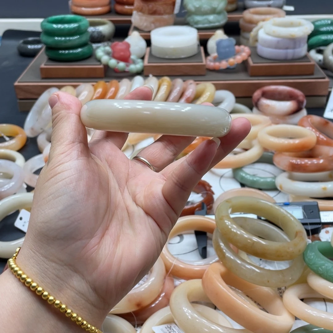 R***美石英质玉手镯未镶嵌