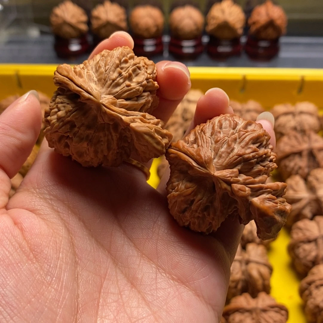文玩核桃吊坠白狮子牛。福利