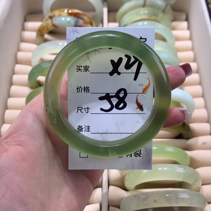 蛇纹石玉手镯未镶嵌语*