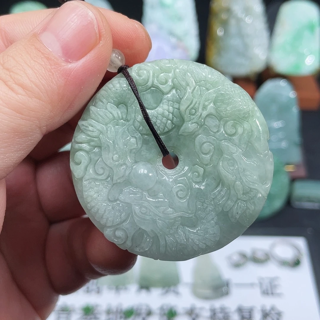 翡翠未镶嵌颈饰九龙扣