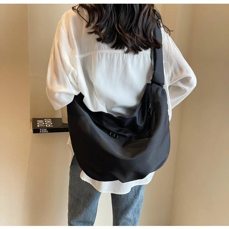 时尚大容量帆布袋包包女2024新款慵懒风饺子包斜挎大包单肩旅行包