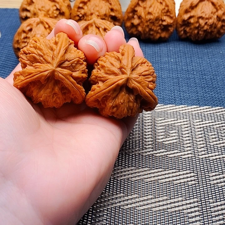 宝***儿文玩核桃吊坠三棱