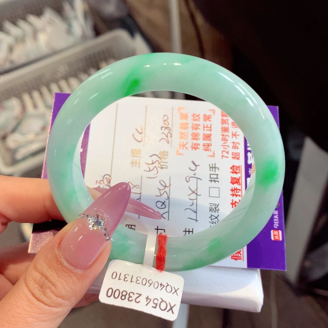 翡翠手镯未镶嵌幸***掱正圈66