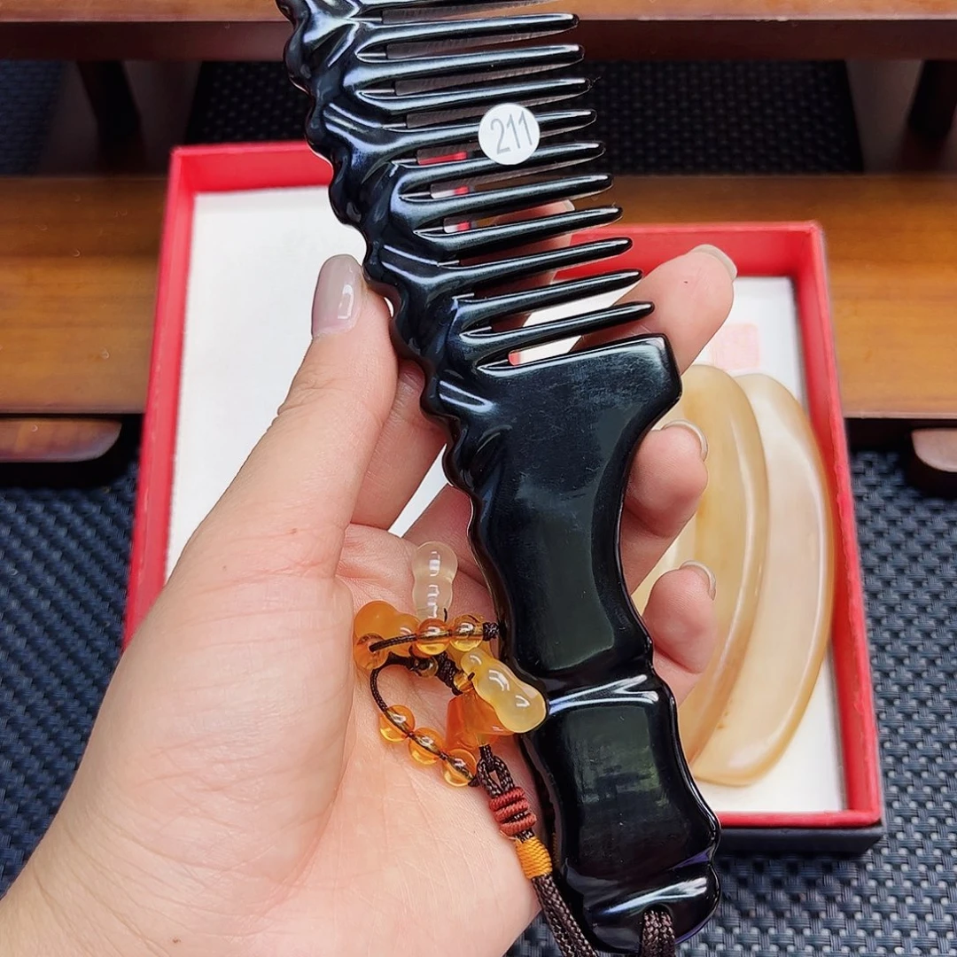 花***意手工制作牛角梳子