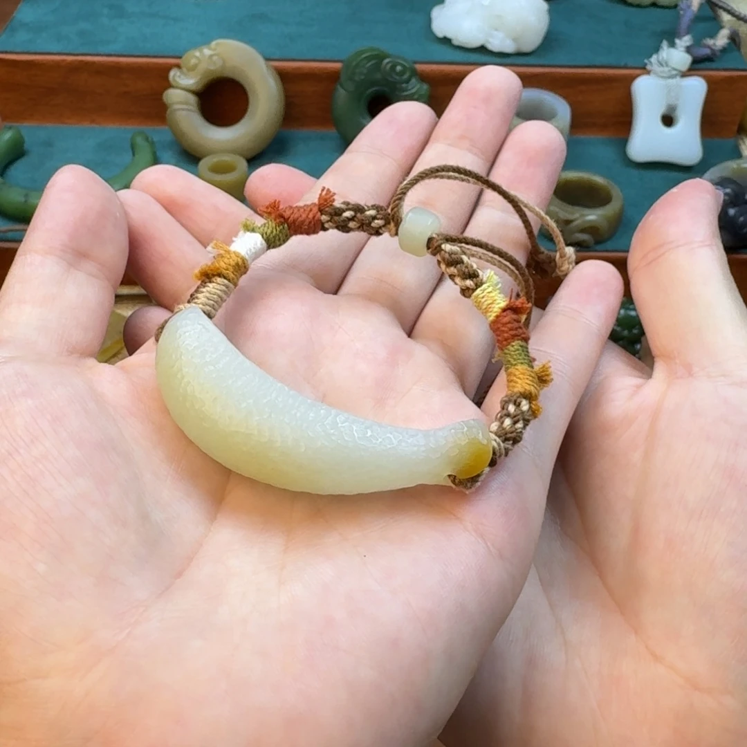 轩***闳和田玉未镶嵌颈饰